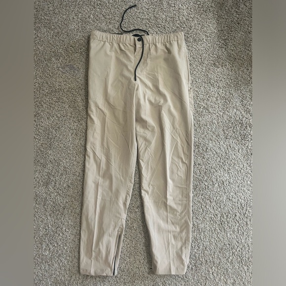 NWT Saks Fifth Avenue Beige Tan Stretch Tech Pant Jogger Quick Dry Sz L Business - Picture 1 of 9